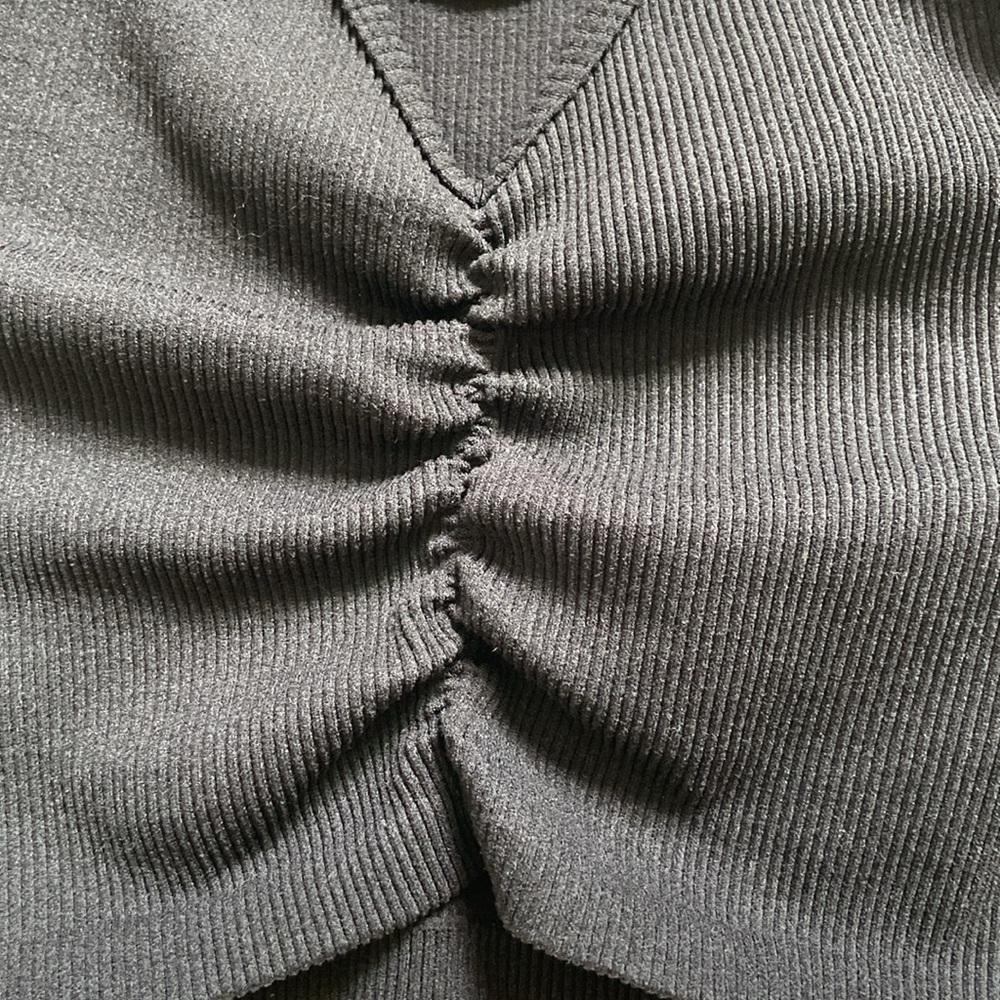 Dynamic β’ Black Ruched Crop Tee - Picture 2 of 8